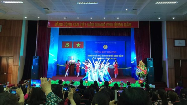 Tiết mục nhớ ơn thầy cô do cô giáo Tạ Thị Thanh Vân cùng các giáo viên, nhân viên thuộc cấp học mầm non quận Long Biên biểu diễn.